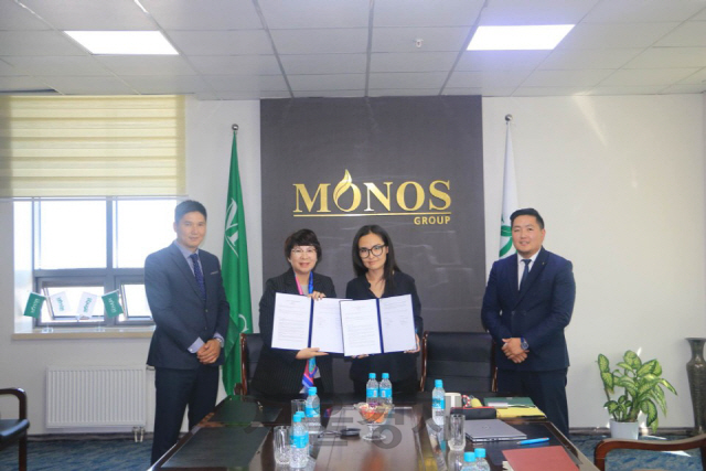 최원선(왼쪽 두번째)더폴스타 대표가 몽골 화장품 기업인 모노스코스메틱의 뭉흐바이야르(〃 세번째)대표와 양해각서(MOU)를 체결하고 있다. /사진제공=더폴스타