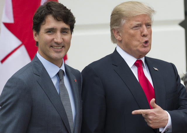 도널드 트럼프(오른쪽) 미국 대통령과 쥐스탱 트뤼도 캐나다 총리/AFP연합뉴스