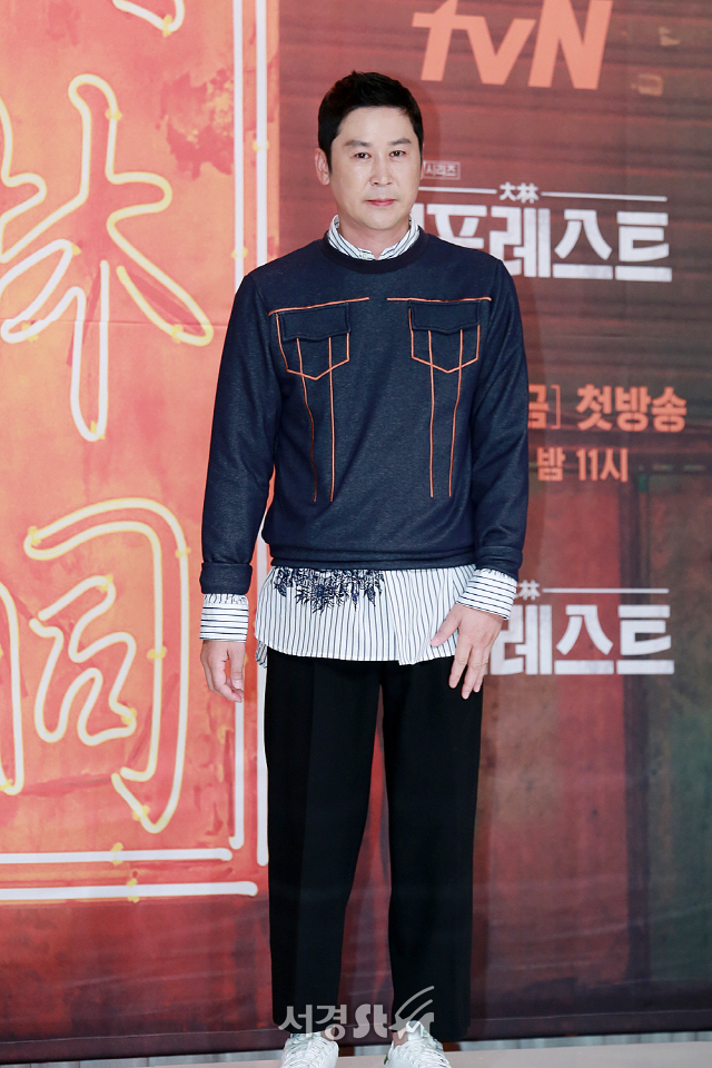 신동엽이 tvN 불금시리즈 ‘빅 포레스트’ 제작발표회에 참석해 포토타임을 갖고 있다.
