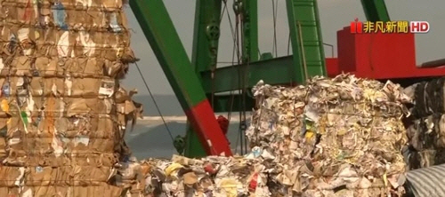 대만의 한 쓰레기 매립장에서 수입폐지를 운반하고 있는 모습. /연합뉴스