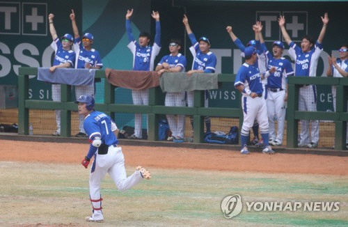 김하성의 홈런에 환호하는 한국 벤치 / 사진=연합뉴스