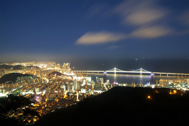 부산관광공사가 이달의 가볼만한 곳으로 168계단 전망대와 황령산 전망쉼터, 청학배수지 전망대를 선정했다. 황령산 전망쉼터 야경./사진제공=부산관광공사