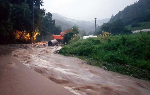 30일 폭우로 범람한 충북 괴산군 소수면 일대의 소하천. / 사진=연합뉴스