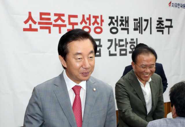 김성태 자유한국당 원내대표가 31일 국회에서 열린 소득주도성장정책 폐기 촉구를 위한 긴급 간담회에서 참석자들과 인사하고 있다./연합뉴스