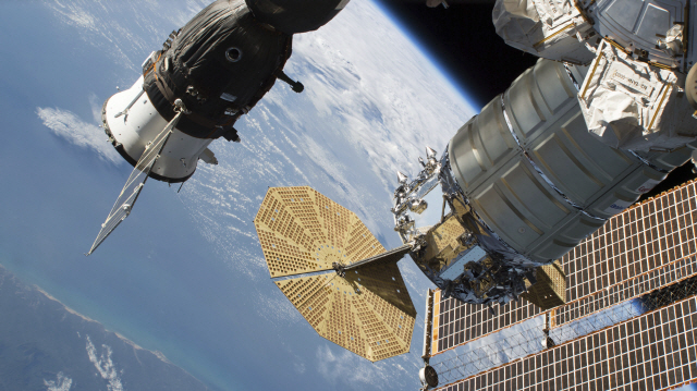 러시아의 ‘소유스 MS-09’ 우주선(왼쪽 부분)이 지난 6월 우주인 6명이 체류 중인 국제우주정거장(ISS)에 도킹해 있다./AP연합뉴스