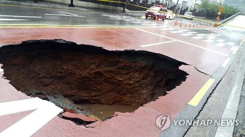 서울 가산동 싱크홀, 주차장 일부 침하돼 주민 150명 대피