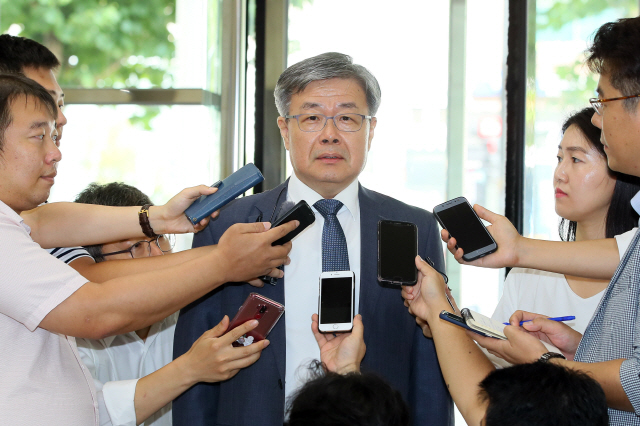 이재갑 고용노동부 장관 후보자가 31일 서울 강남구 서울지방고용노동청 서울강남지청에 마련된 청문회 준비 사무실에 첫 출근하며 취재진과 인터뷰하고 있다.  /연합뉴스