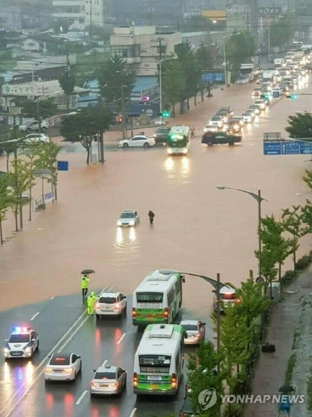 31일 오전 광주에 폭우가 내리면서 광산구 흑석동 흑석사거리 일대 도로가 물에 잠겨 있다. / 사진=연합뉴스