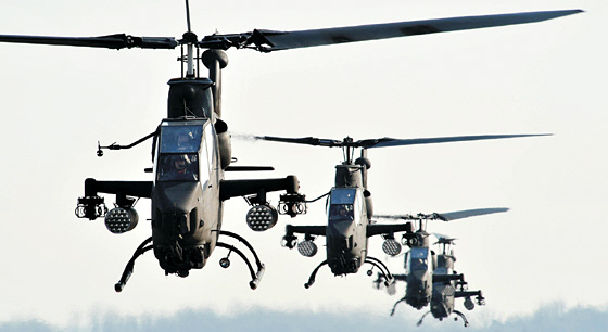 대전차미사일과 로켓탄 포드를 장착한 채 줄지어 이륙하는 한국 육군 AH-1F 편대. 육군이 보유한 항공 저지력의 실질적 주력이지만 부품 조달 애로 등으로 급격한 노후화가 진행 중이다. 최근 발생한 불시착 사고의 원인이 규명될 때까지 운항이 중단됐다.