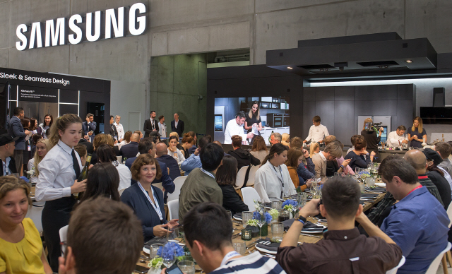 삼성전자가 30일(현지시간) 독일 명품 가구 놀테(Nolte)와 손잡고 독일 베를린 IFA 2018 행사장에서 ‘삼성 스마트 라이프레시피(Samsung Smart Life Recipe)’를 주제로 개최한 쿠킹쇼에 많은 사람이 참석해 성황을 이뤘다. /사진제공=삼성전자