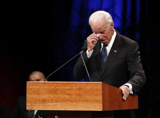 Former Vice President Joe Biden wipes a tear away while giving a tribute during memorial service at North Phoenix Baptist Church for Sen. John McCain, R-Ariz., on Thursday, Aug. 30, 2018, in Phoenix. (AP Photo/Jae C. Hong)      <저작권자(c) 연합뉴스, 무단 전재-재배포 금지>