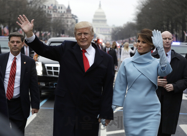 지난 2017년 1월 20일(현지시각) 도널드 트럼프 제45대 미국 대통령과 아내 멜라니아가 취임식을 마친 뒤 펜실베이니아가를 따라 행진하고 있다./AP=연합뉴스
