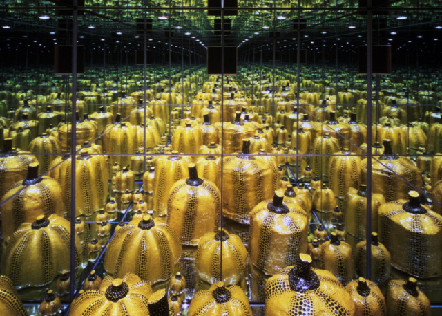 1991년 일본 하라미술관에서 선보인 쿠사마 야요이의 대표작 ‘미러룸(호박)’.