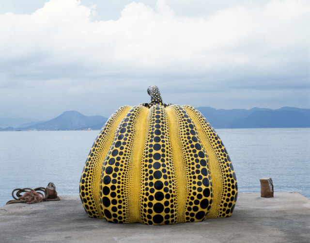 쿠사마 야요이의 대형 ‘호박’은 1994년 일본 나오시마섬에 야외조각으로 설치돼 관람객을 만나고 있다. ⓒ Yayoi Kusama, Yayoi Kusama Studio inc.