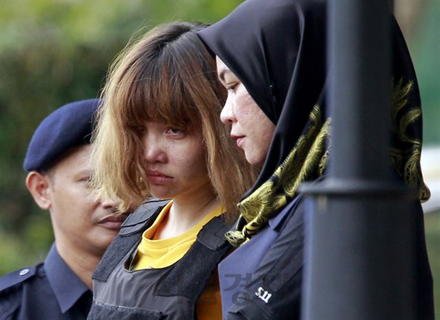 김정남 독살 혐의를 받고 있는 여성 용의자 중 하나인 베트남인 도안 티 흐엉(가운데)이 말레이시아 쿠알라룸푸르 외곽 세팡법원을 나오고 있다. /세팡=AP 연합뉴스