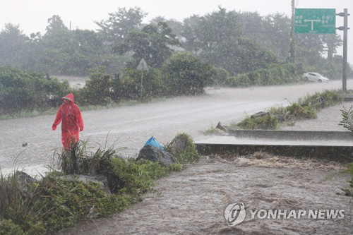 한라산 150㎜ 이상 폭우…제주도 남부 '호우경보' 격상