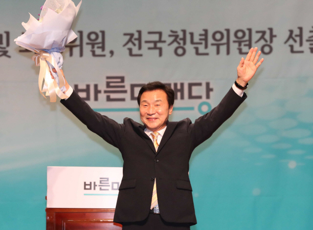 2일 오후 국회 의원회관에서 열린 바른미래당 당대표 및 최고위원 및 전국청년위원장 선출대회에서 신임 당대표로 선출된 손학규 후보가 당원들에게 인사하고 있다./연합뉴스