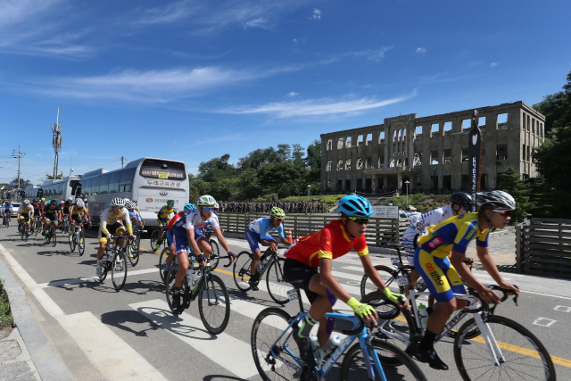 ‘비무장지대 따라 달린다’      (철원=연합뉴스) 임병식 기자 = 2일 투르 드 디엠지(Tour de DMZ) 2018 국제자전거 대회 참가 선수들이 강원도 철원군 중부전선 비무장지대(DMZ) 인근 노동당사 앞을 질주하고 있다. 2018.9.2      andphotodo@yna.co.kr  (끝)      <저작권자(c) 연합뉴스, 무단 전재-재배포 금지>