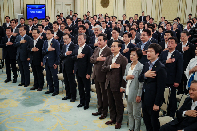 문재인 대통령과 이낙연 국무총리, 더불어민주당의 이해찬 대표, 홍영표 원내대표를 비롯한 참석자들이 지난 1일 오전 청와대 영빈관에서 열린 당정청 전원회의에서 국기에 대한 경례를 하고 있다.  /연합뉴스