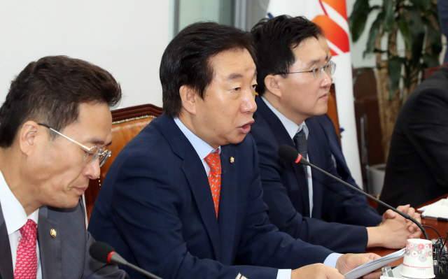 김성태 자유한국당 원내대표가 3일 국회에서 열린 원내대책회의에서 발언하고 있다./연합뉴스