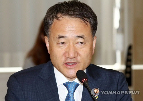 박능후 보건복지부 장관이 국민연금 개편 정부안에 앞서 국민여론을 수렴하겠다고 말했다. /연합뉴스
