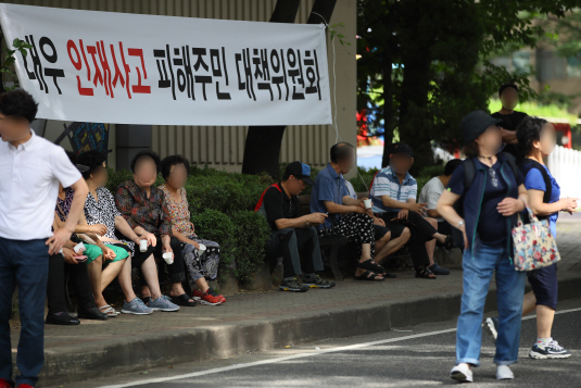 지난 8월31일 땅 꺼짐 현상으로 대피했던 서울 금천구의 한 아파트 주민들이 2일 모여 재입주 여부 등에 대한 이야기를 나누고 있다. /연합뉴스