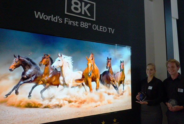 LG전자가 지난달 31일 독일 베를린에서 개막한 유럽 최대 가전전시회 IFA 2018에서 공개한 8K 올레드(OLED) TV.  /사진제공=LG전자
