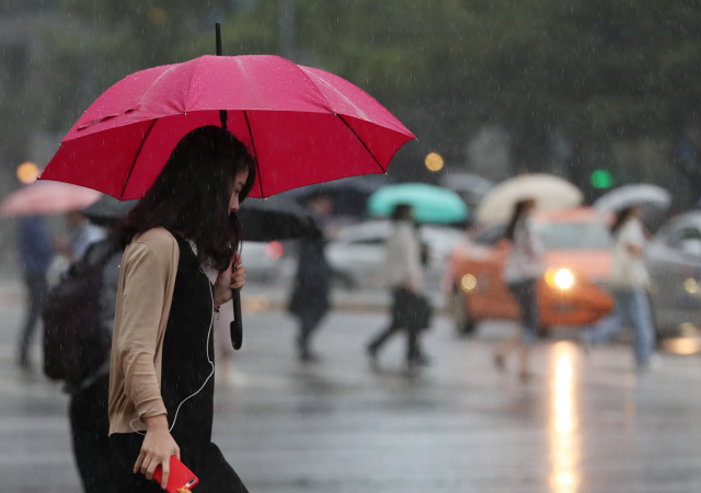 전국적으로 비가 내린 3일 서울 광화문사거리에서 시민들이 우산을 쓴 채 횡단보도를 건너고 있다. /연합뉴스