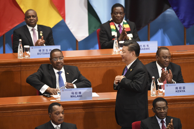 3일 중국 베이징에서 열린 ‘중국·아프리카 협력포럼’ 정상회의에서 시진핑 중국 국가주석이 기조연설을 마친 후 자리로 돌아가고 있다./베이징=AP연합뉴스