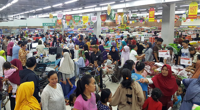 GS수퍼마켓 인도네시아 점포에서 물건을 고르고 있는 현지인들. 사진=GS리테일