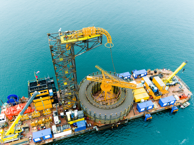 LS전선이 미국 로드아일랜드주 블록섬 인근의 해상풍력발전단지에 해저케이블을 설치하고 있다. /사진제공=LS전선