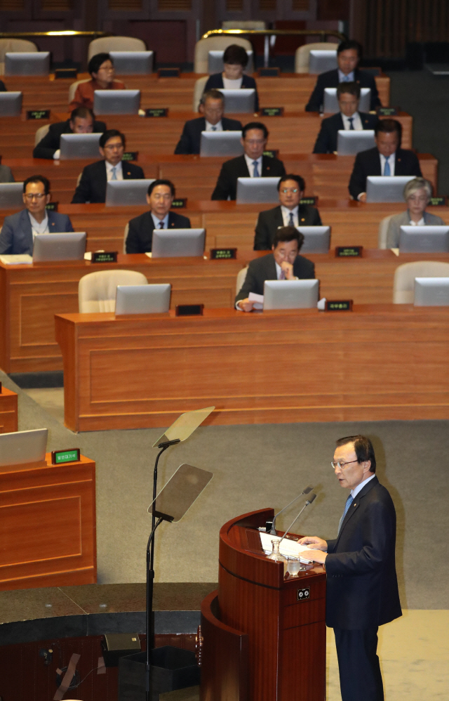 이해찬 더불어민주당 대표가 4일 오전 국회 본회의에서 교섭단체 대표연설을 하고 있다. /연합뉴스