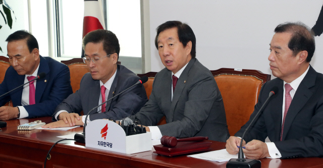 김성태 자유한국당 원내대표가 4일 국회에서 열린 비상대책위원회 회의에서 발언하고 있다./연합뉴스