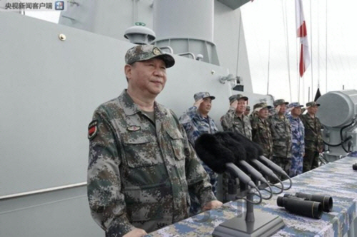 시진핑 중국 국가주석은 지난 4월 남중국해 해역에서 열린 대규모 열병식에 참가했다. /연합뉴스