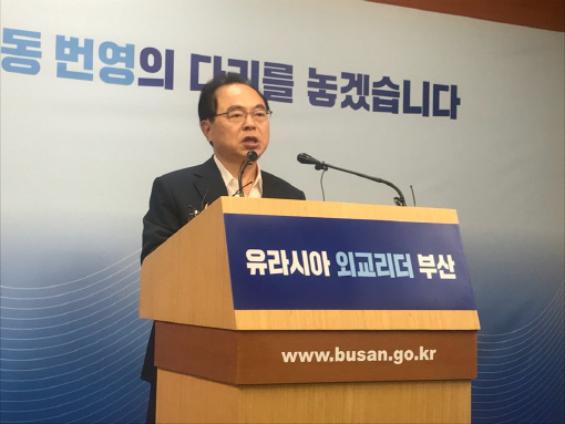 4일 오거돈 부산시장이 도시외교 비전 4대 전략과 14개 추진과제를 설명하고 있다./조원진기자