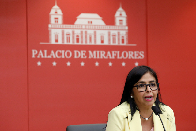 델리 로드리게스 베네수에라 부통령이 3일(현지시간) 카라카스에서 기자회견을 하고 있다. /카라카스=로이터연합뉴스