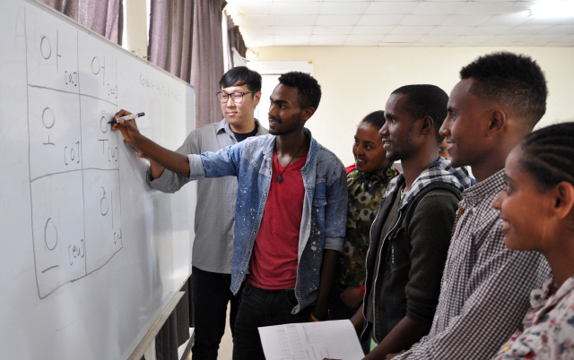 에티오피아 참전용사 후손들이 아디스아바바의 ‘LG-KOICA 희망직업훈련학교’에서 한글수업을 받고 있다. /사진제공=LG전자