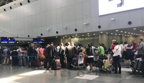 고려항공 체크인 데스크 앞에 줄 선 외국인들./연합뉴스