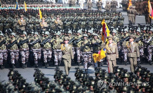 2월 8일, 북한 ‘건군절’ 70주년 기념 열병식에서 열병부대가 행진하고 있다./연합뉴스