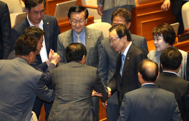 더불어민주당 이해찬 대표가 4일 오전 교섭단체 대표연설을 마치고 본회의장을 나서며 의원들의 인사를 받고 있다. /연합뉴스