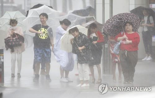 몰아치는 폭풍우에 우산이 이리저리 움직이는 모습이 포착됐다./연합뉴스