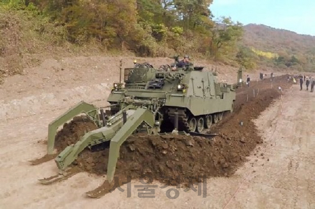 육군은 신속하고 안전한 지뢰제거를 위해 최근 전투적합판정을 받은 장애물개척전차의 양산과 전력화를 서둘 계획이다.