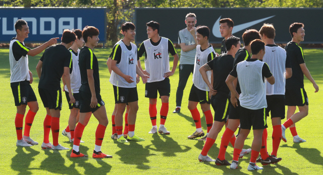 한국 축구대표팀 선수들이 4일 파주NFC에서 훈련을 시작하기에 앞서 파울루 벤투 감독이 지켜보는 가운데 이야기를 나누고 있다. /연합뉴스