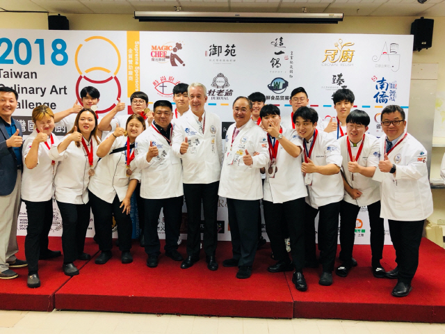 와이즈유 조리예술학부 학생들이 대만에서 열린 TCAC 세계조리대회에서 수상 후 기념촬영을 하고 있다./사진제공=와이즈유