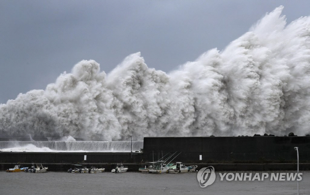 일본, 태풍 ‘제비’ 강타..오사카 간사이 공항 침수로 폐쇄
