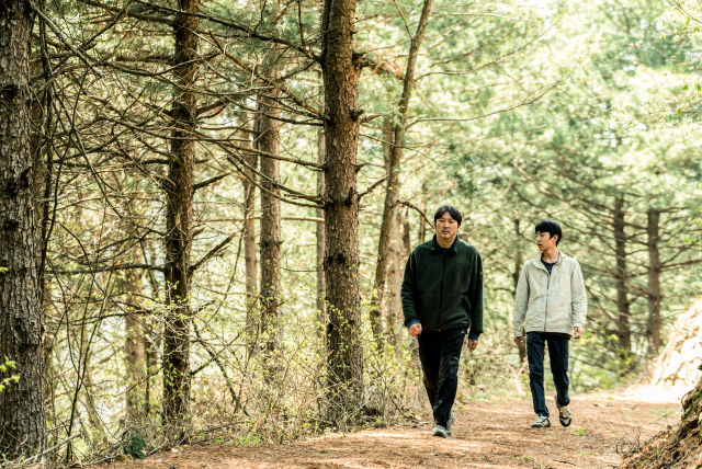 영화 ‘살아남은 아이’는 한국 독립 영화 제작사의 명가로 떠오른 아토ATO의 <우리들>, <용순>, <홈>을 잇는 네 번째 신작이다.