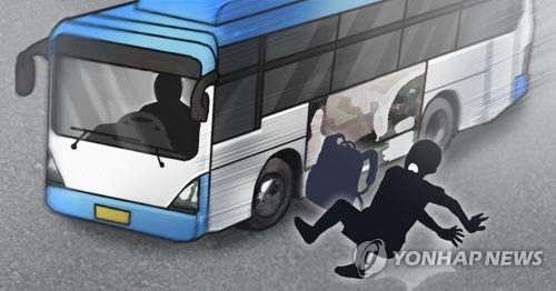 경남 거제서 시내버스가 승하차장 들이받아…1명 사망, 2명 부상