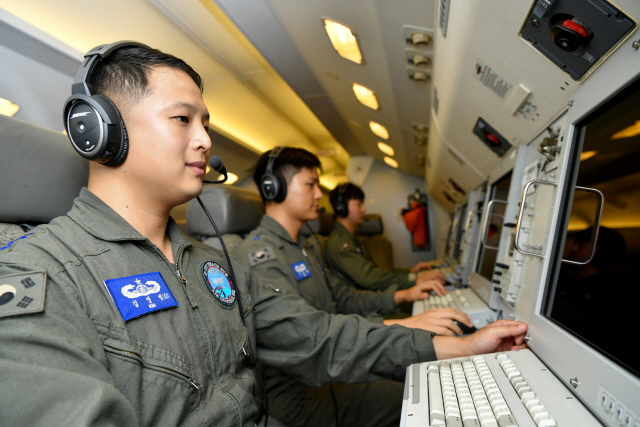 공군 51전대 소속 김영범 대위가 E-737 피스아이를 타고 공중통제 임무를 수행하고 있다.