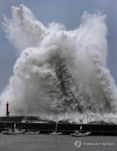 일본 태풍 제비 피해 심각, 사망자 속출·간사이공항 한국인 고립