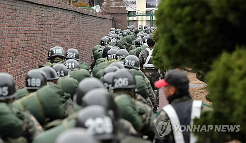 군복무 18개월로 단축, 병사 봉급도 2022년까지 최저임금 50% 수준↑